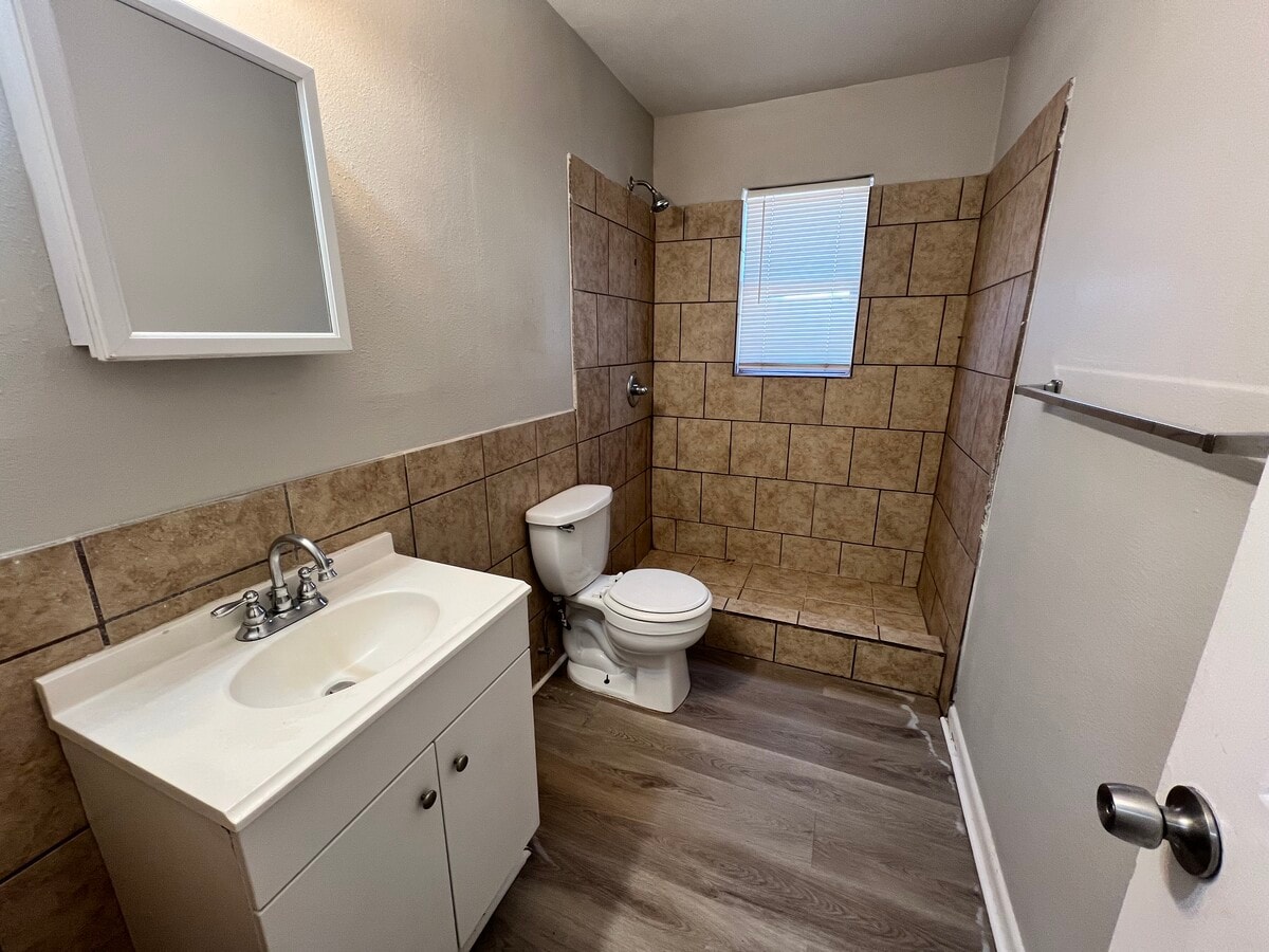 Photo - Kentwood Apartments Unit 1706- E