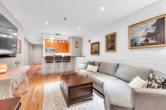 67 E 11th St Unit 521