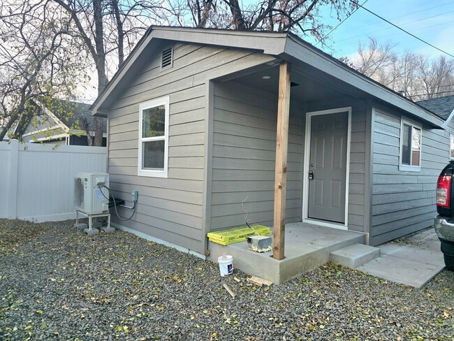 Building Photo - 706 1/2-9 1/2 Alderson Ave Unit 9 1/2 Alderson Ave Back