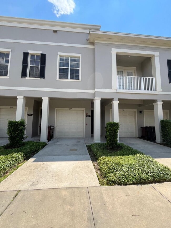 Building Photo - End unit town home in Baldwin Park!