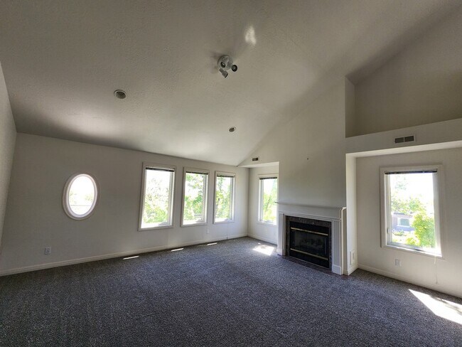 Photo - 462 E St
