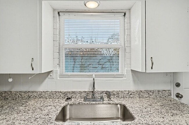 Photo - 704 W Oak St