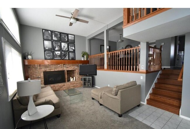 Spacious townhome- updated throughout! Com... - Spacious townhome- updated throughout! Com...