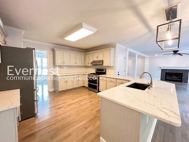 Photo - 4 Bed/2.5 Bath with Fenced Yard & Garage / Pet-Friendly