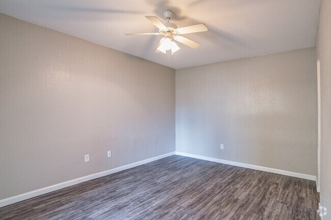 1BR, 1BA - 700SF
