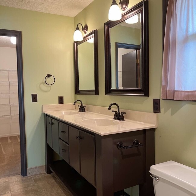 Photo - 906 Foxridge Dr