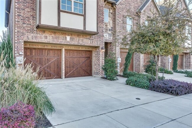 exterior of house - 580 Hampshire Dr Casa Adosada