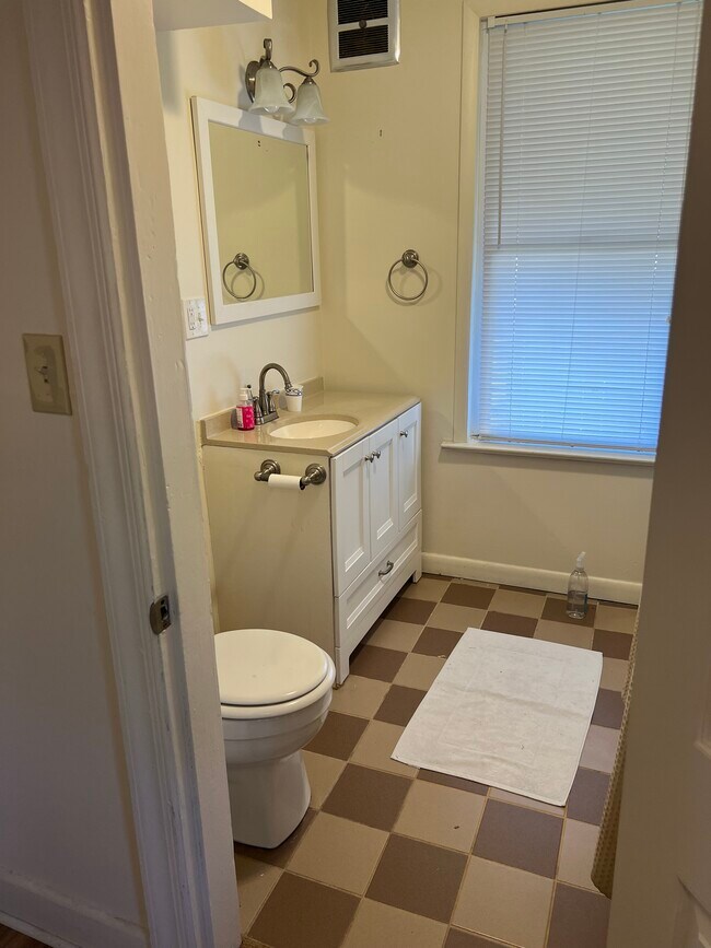 Photo - 1121 Poindexter St Unit 1121 Poindexter St Apt B