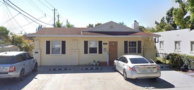 Building Photo - 2224 SW 11th St Unit 3