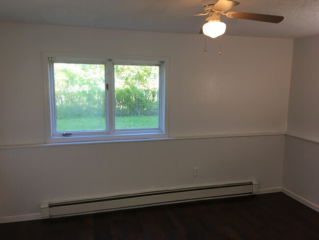 Larger Bedroom - 1730 N Golden Hills Dr Unit #3