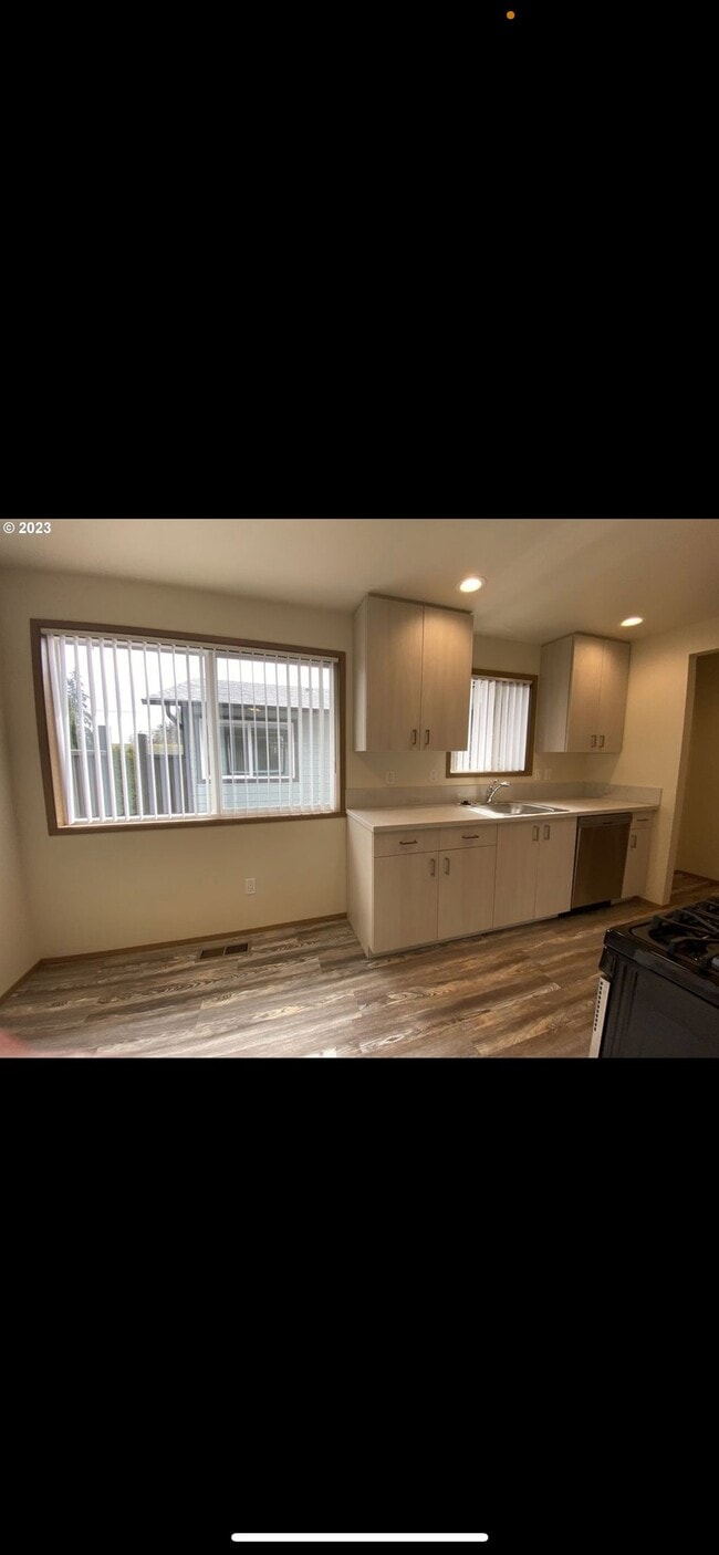 15 NE 157th Ave