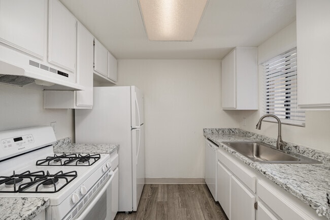 2BR, 2BA - 925SF - Kitchen - Legacy Residential