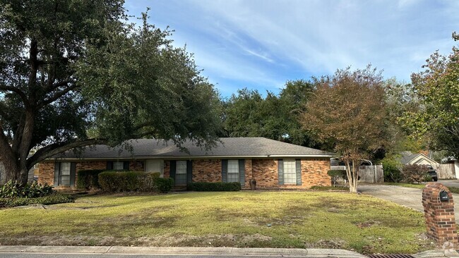 Building Photo - Beautiful 4 bedroom Brick Home!!