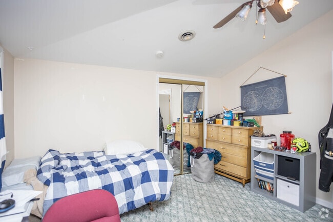 3BR, 1BA - 950SF