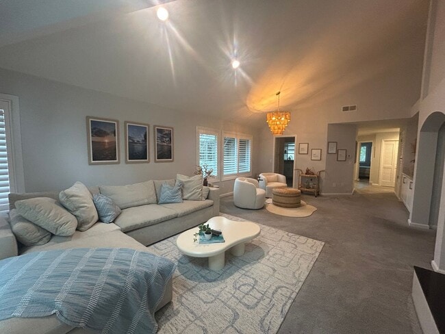 Building Photo - 2 Bed 2.5 bath townhome located on the golf course!