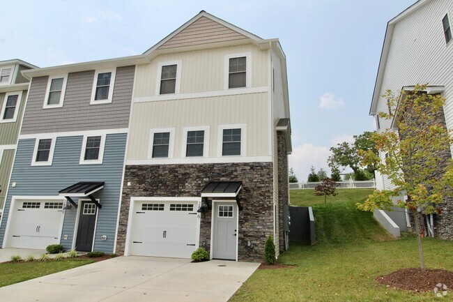 Building Photo - Large 3 level large end unit townhome with...