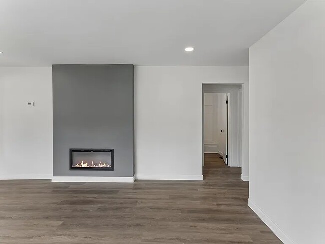 Photo - 609 E 11th St