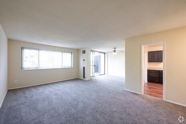 2BR, 2BA – 997SF - Livingroom