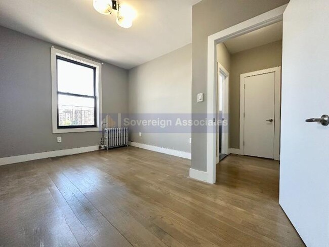 Building Photo - 12 Pinehurst Ave Rental