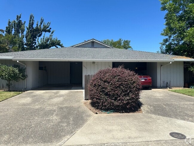 Building Photo - Two Bedroom in Great Location! Rental