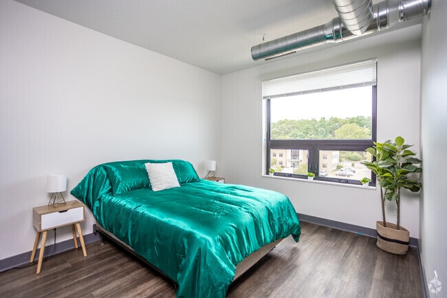 1BR, 1BA - 673 SF