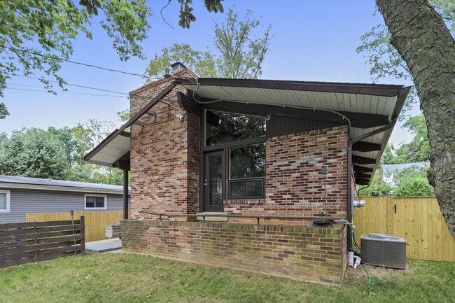 Photo - 3/3 Beautiful Contemporary Home in Greenwich Forest