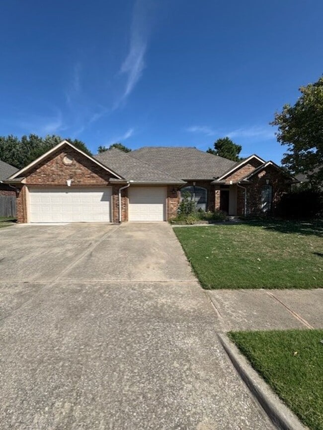 Building Photo - 4 bedroom 2 1/2 bath 3 car garage home