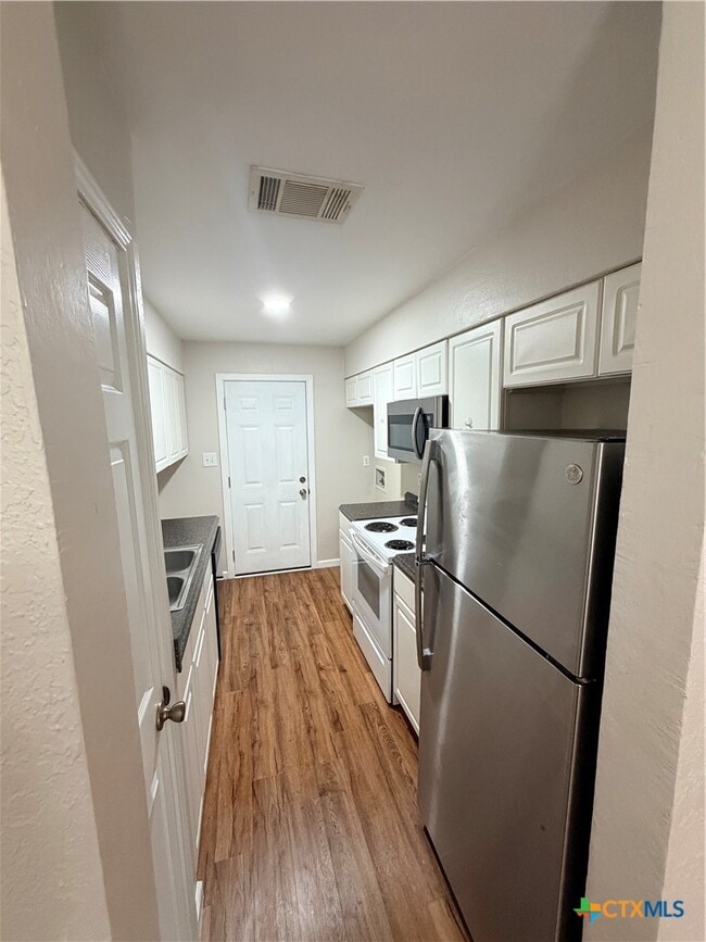 Photo - 208 Uhland Rd