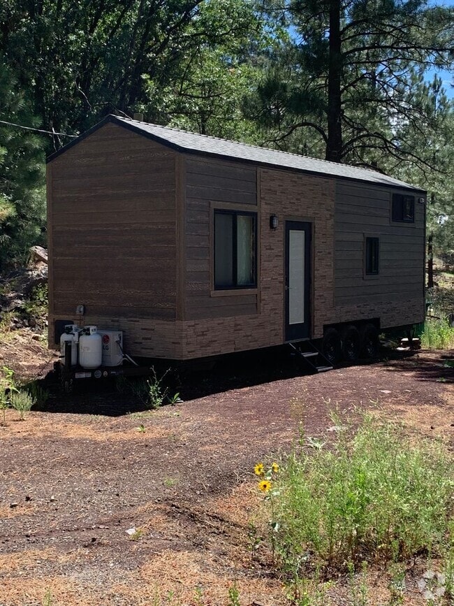 Building Photo - Adorable Tiny Home