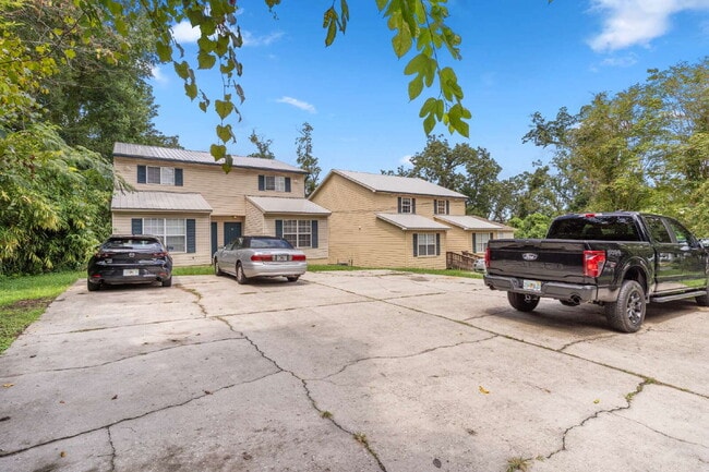 Photo - 1 bedroom and 1 bathroom in a 3x3 duplex STEPS AWAY FROM CAMPUS Unit B