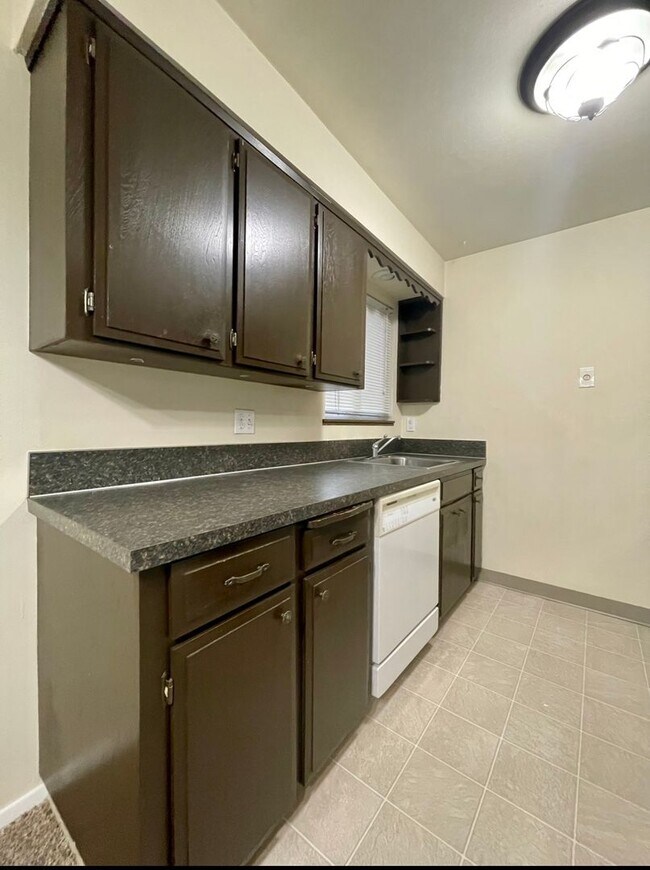 Photo - Montavilla 1 Bedroom Main Floor Apartment w/ A/C and Off Street Parking~ PETS WELCOME! 95 Walkscore! Unit 9041