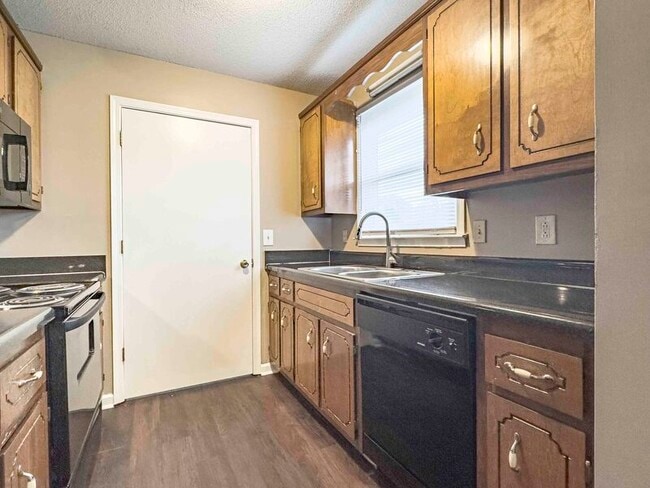 Photo - 587 Joshua Dr