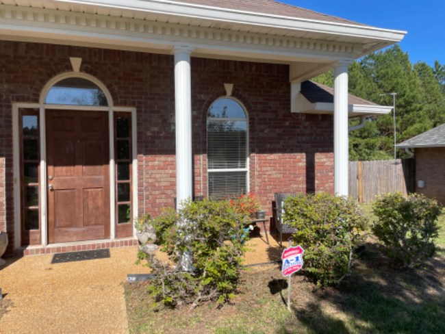 Photo - 561 Eaglewood Dr House