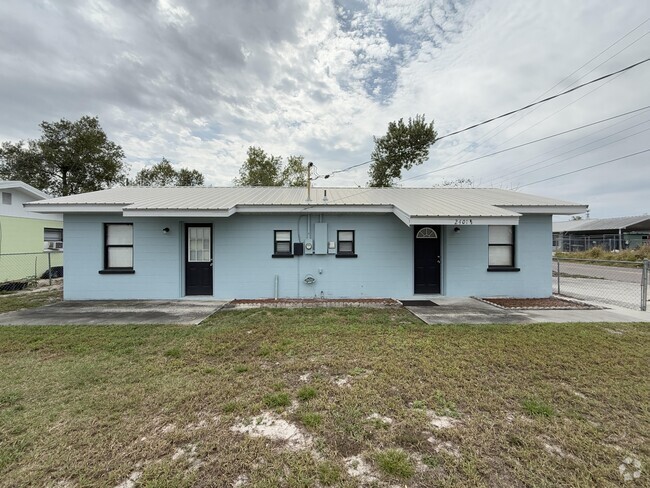 Building Photo - 2401 Everett St Rental