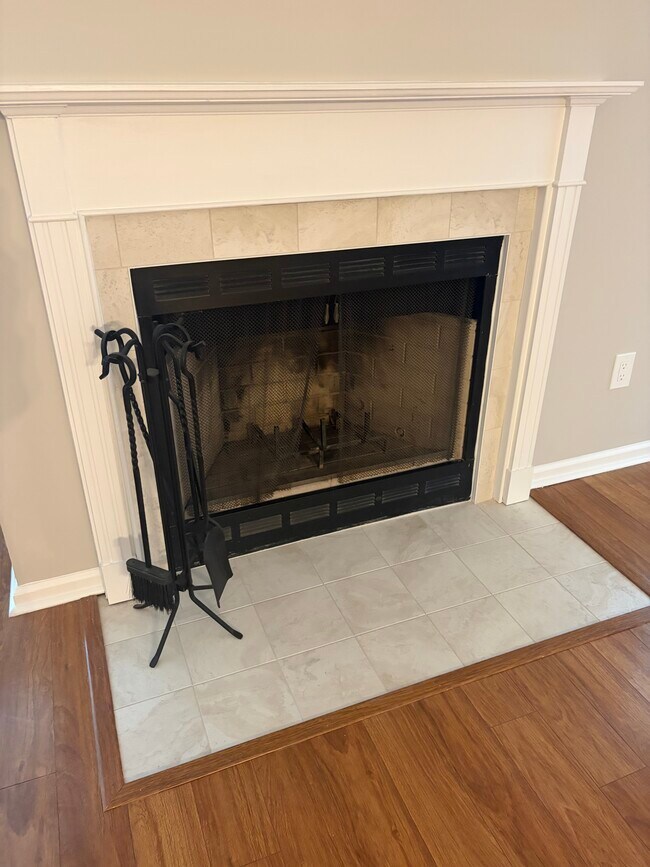 wood fireplace - 514 Cedar Hollow Dr Unit Allegretto