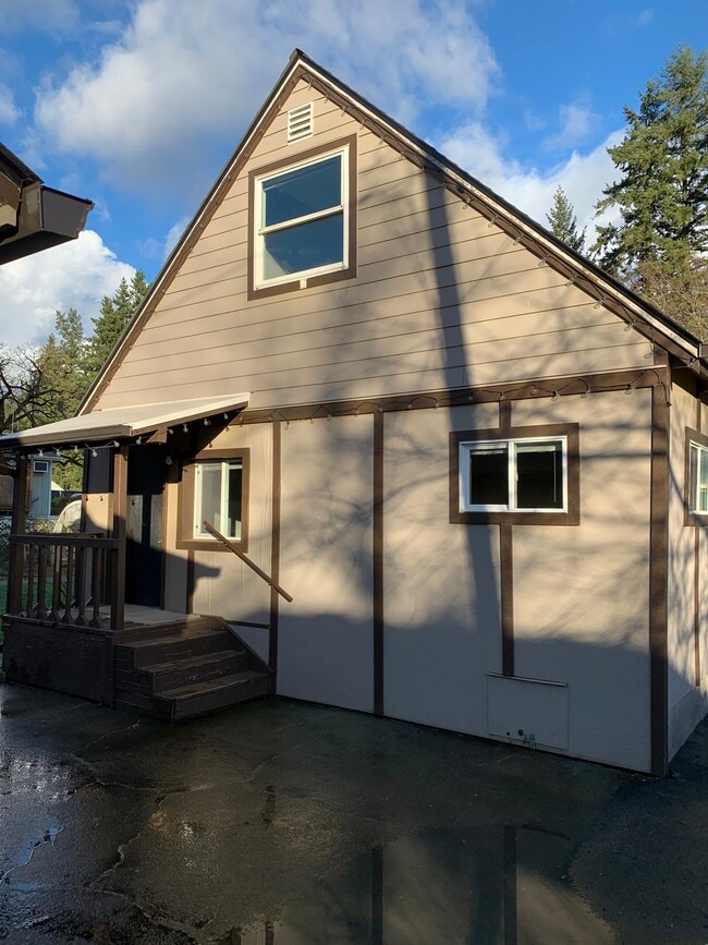 Cottage Outside - 1924 SE 139th Ave Casa Unidad Cottage