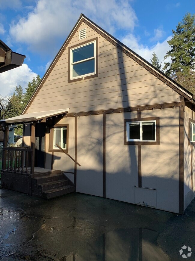 Building Photo - 1924 SE 139th Ave Unit Cottage Rental