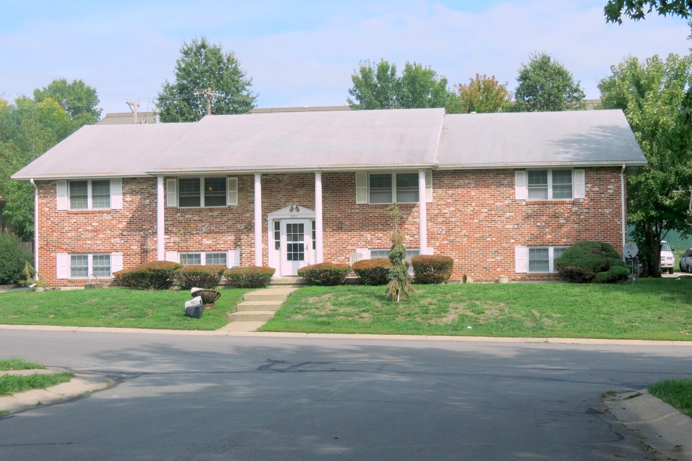 Photo - 901 NW Mock Ave Apartments