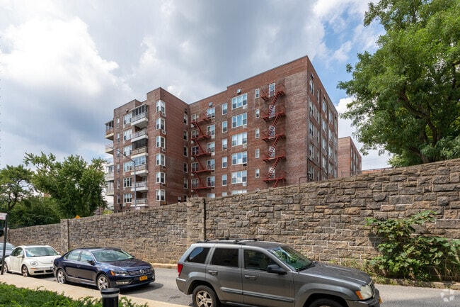 Photo - 601 Kappock St