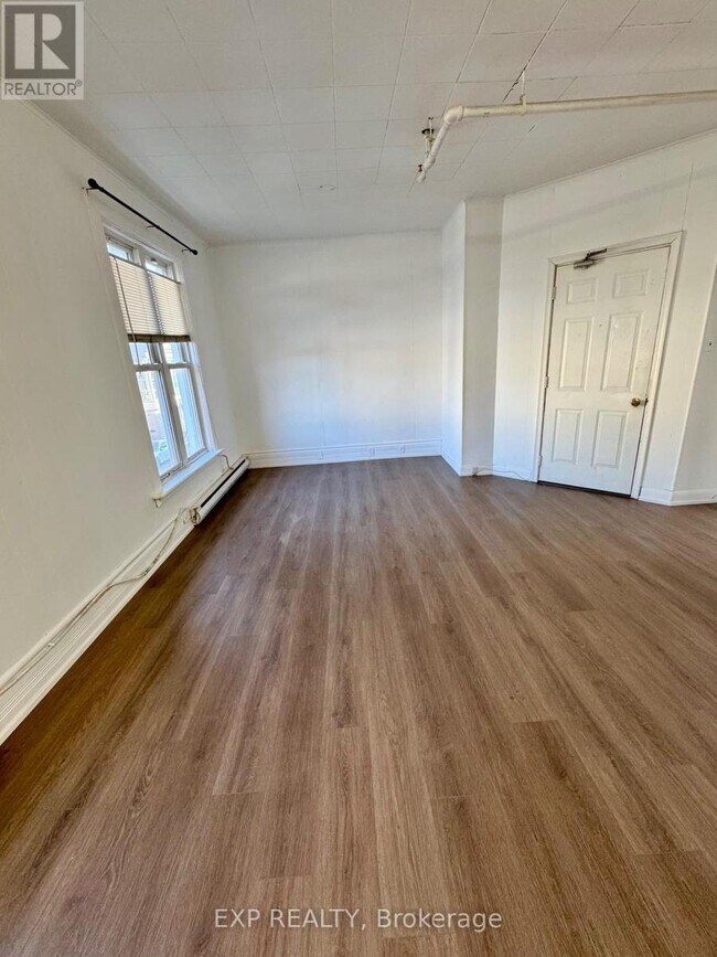 Photo - 17 Mill St E