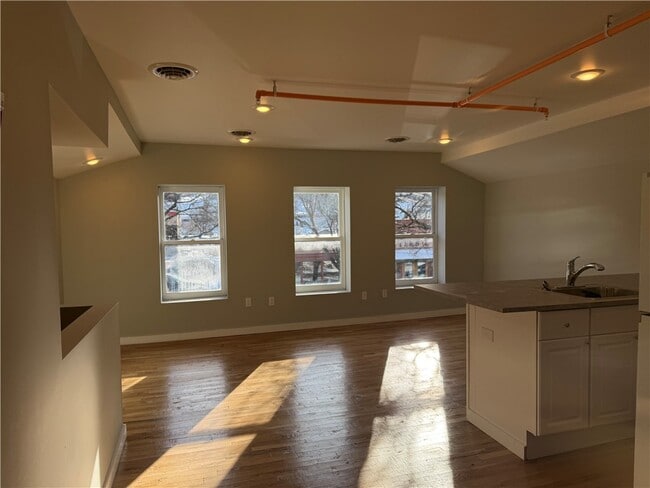 Photo - 125 W Market St