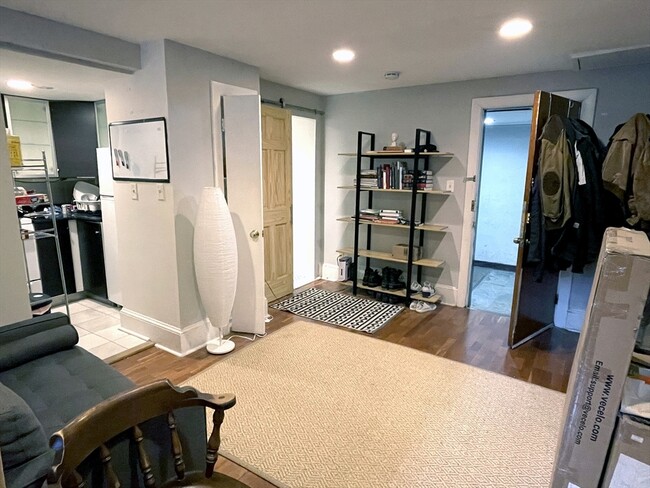 Building Photo - 50 Follen St Unit 4