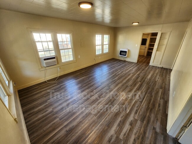 Photo - 831 Orchard St