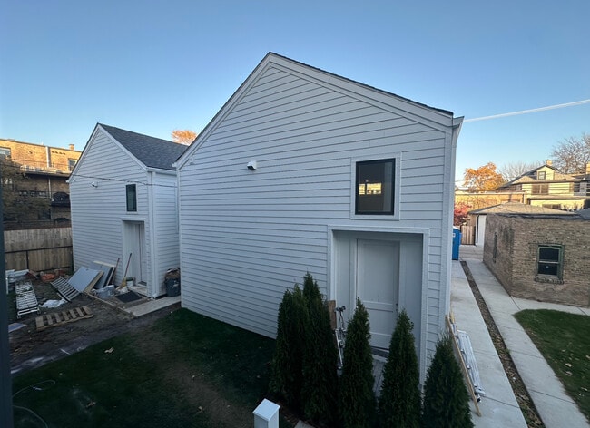 Building Photo - 4243 N Damen Ave