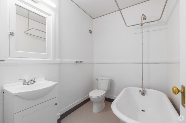 Studio - 443SF - Bathroom