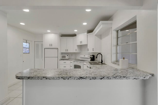 Photo - 7 W Greenway Dr Unit 202