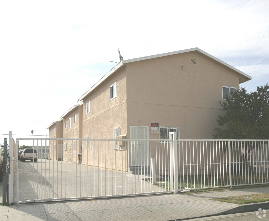 Photo - 850 W 83rd St