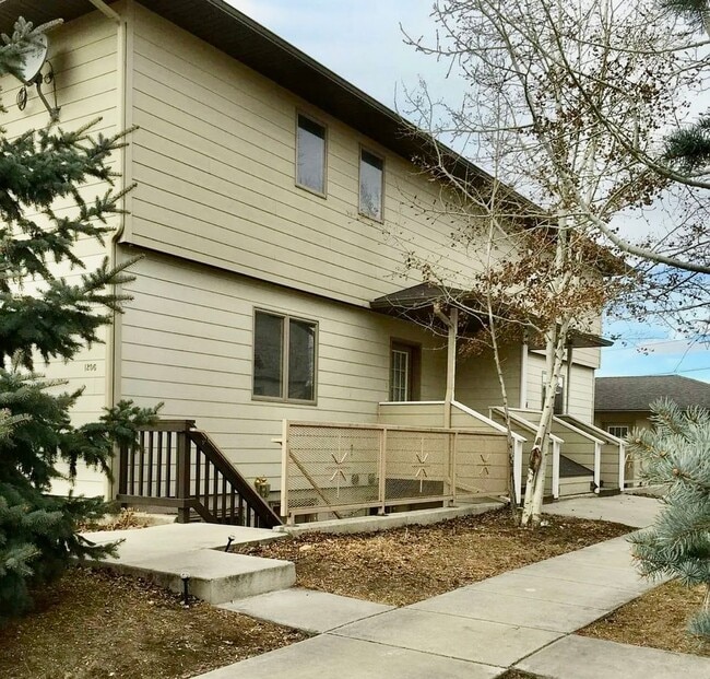 Building Photo - 1206 Walnut St Unit 3