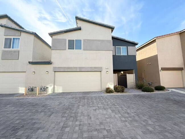 Building Photo - Beautiful two-story single house
