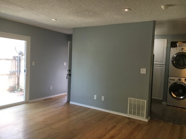 Photo - 2BR/1.5BA Remodeled Row Home in Westminster AVAIL 7/15 Unidad L